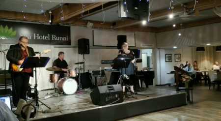 Kylpylä-hotelli Runnin lauteilla alkamassa Sydäntango (laulukilpailun satoa)